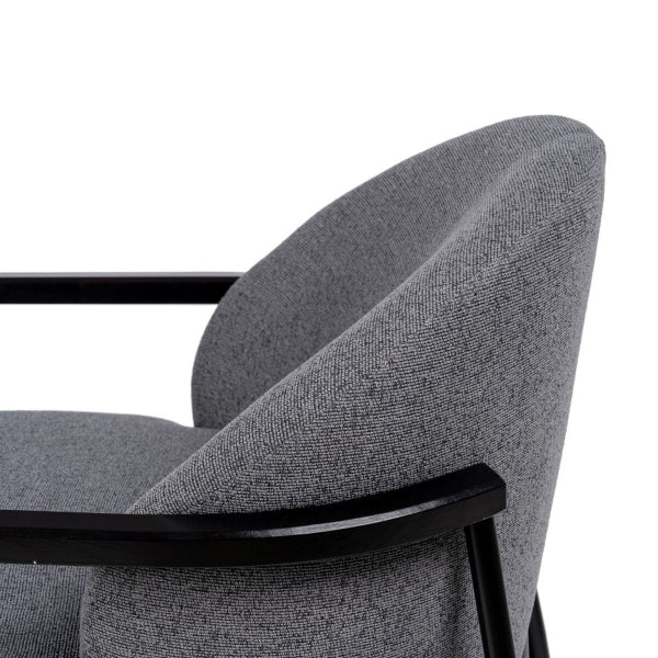 Sillón de diseño contemporáneo con reposabrazos grises y madera negra