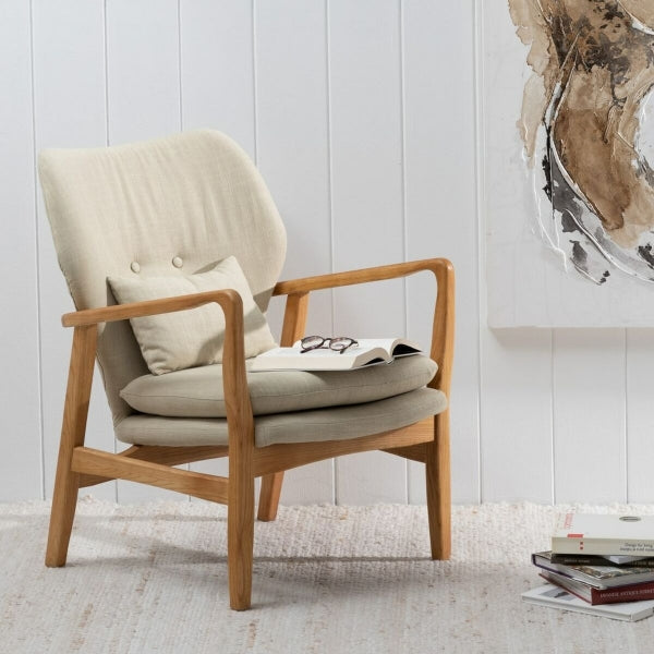 Fauteuil Design Shabby Chic avec Accoudoirs Tissu Beige et Bois Naturel sur un tapis blanc